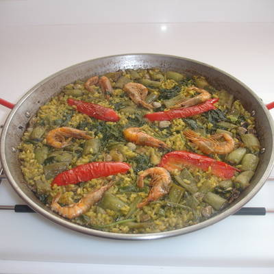 Explosión de sabores: Paella de bacalao y verduras