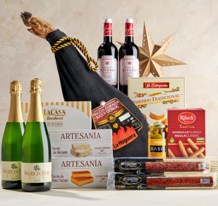 ¿Qué paleta curada de raza duroc lleva La Hoguera en una cesta navideña que casi iguala a Inditex e incluye jamón, vinos y turrones?