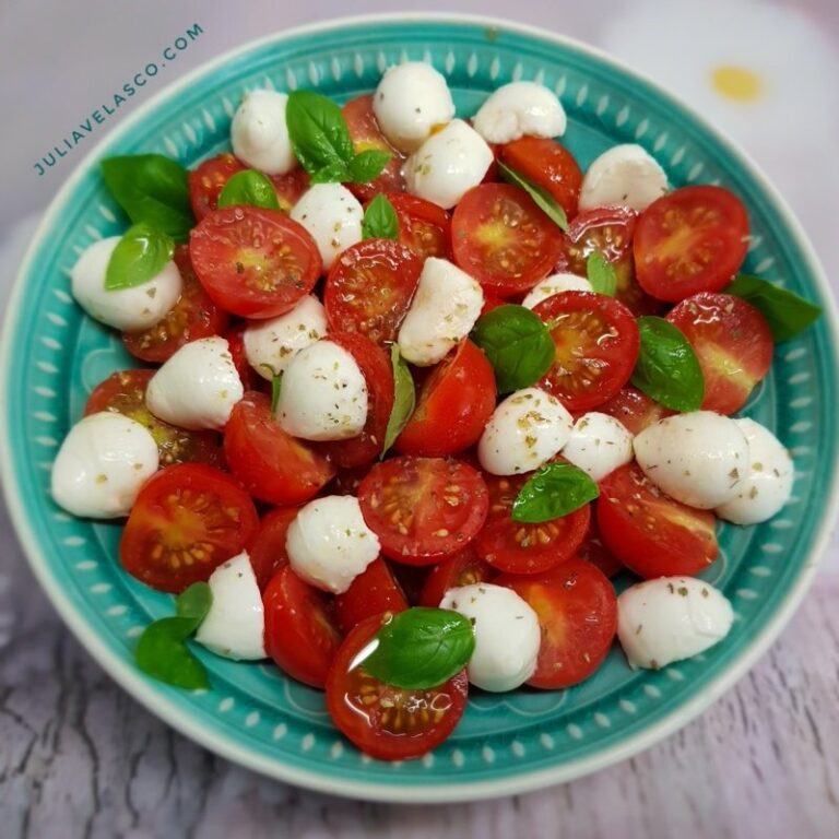 Sabrosa ensalada: burrata y tomates cherry