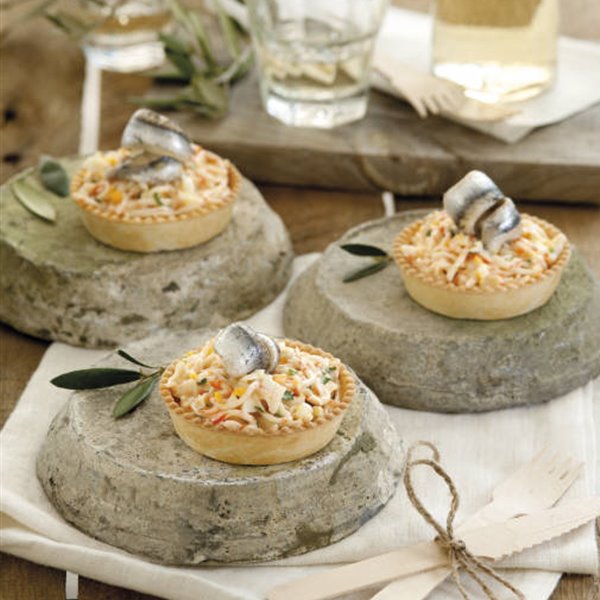 Tartaletas de cangrejo y boquerones: ¡Sabor del mar con salsa rosa casera!