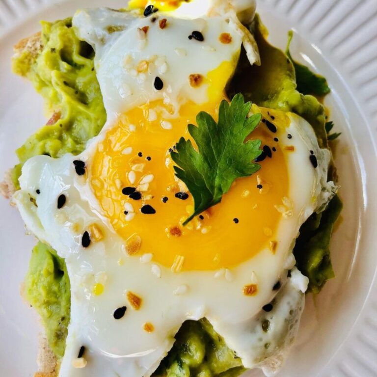Tostada de Aguacate con Huevo Escalfado: ¡Un deleite sabroso!